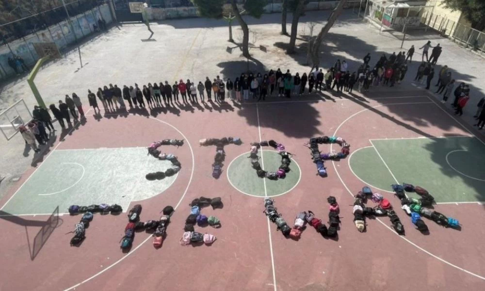 Πόλεμος στην Ουκρανία: «Stop the war» – Το αντιπολεμικό μήνυμα των μαθητών από την Κυψέλη